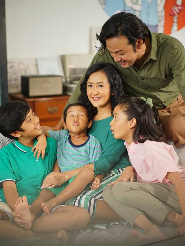 Potret Keluarga Dwi Sasono dan Widi Mulia. (Sumber: Instagram @widimulia)