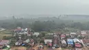 Gambar udara ini memperlihatkan kabut asap akibat kebakaran hutan yang menyelimuti Desa Lanjak di Kapuas Hulu, Kalimantan Barat, Jumat, 4 September 2026. (AFP/ Bay Ismoyo)