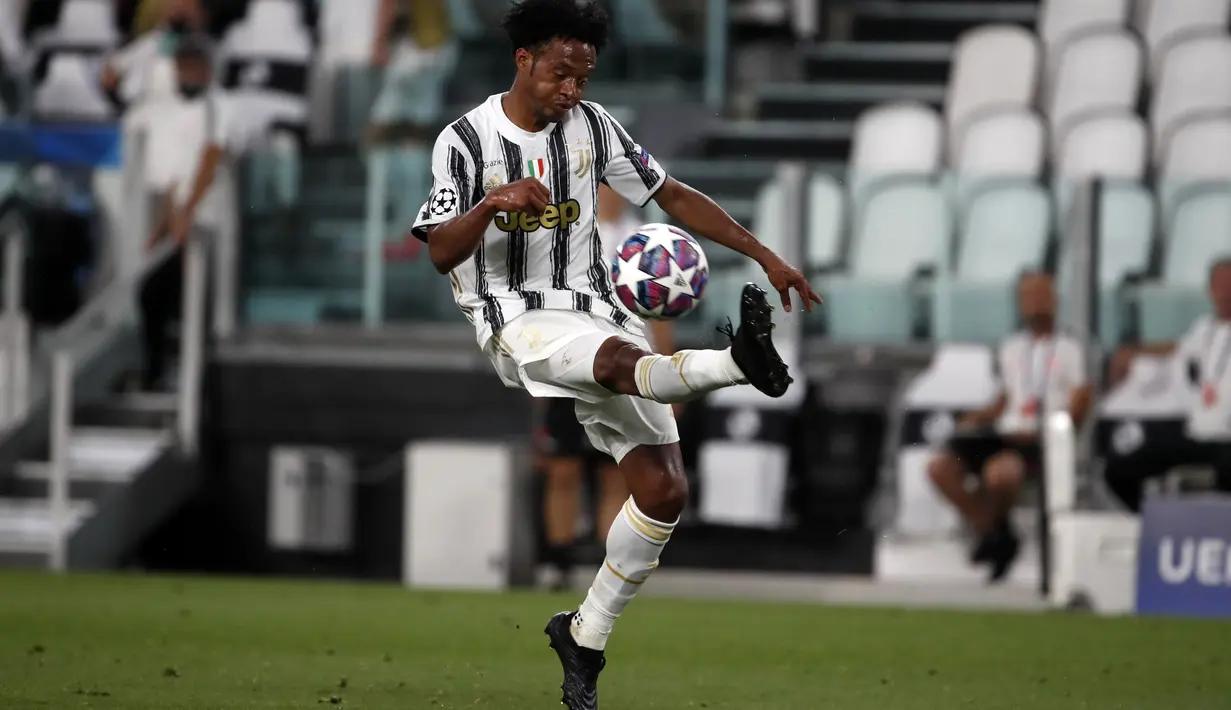Gelandang Juventus, Juan Cuadrado mengontrol bola saat bertanding melawan Lyon pada pada leg kedua babak 16 besar Liga Champions di Allianz stadium, Turin, Italia (7/8/2020). Juventus menang 2-1 atas Lyon, namun tersingkir dari Liga Champions setelah aggregat skor 2-2. (AP Photo/Antonio Calanni)