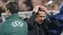 Pelatih Atletico Madrid, Diego Simeone, tampak kecewa setelah ditaklukkan Borussia Dortmund  dalam duel leg kedua perempat final Liga Champions di Stadion Signal-Iduna Park, Rabu (17/4/2024).  (AP Photo/Martin Meissner)