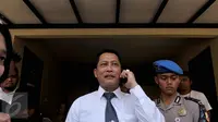 Kabareskrim Komjen Pol Budi Waseso menerima telepon disela memberi keterangan di Mabes Polri, Jakarta, Rabu (2/9/2015). Pria yang akrab disapa Buwas itu mengaku belum mengetahui mengenai informasi bahwa dirinya akan dicopot. (Liputan6.com/Johan Tallo)