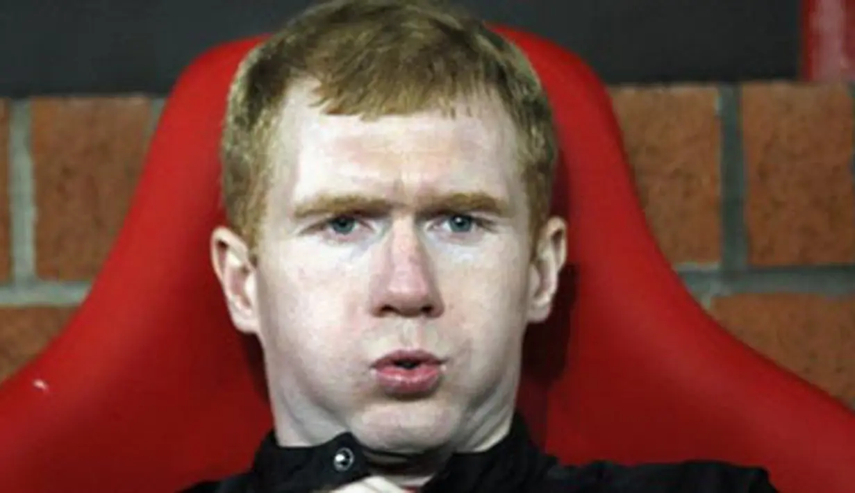 Manchester United&#039;s Paul Scholes sits on the bench during English League Cup quarter final match against Blackburn Rovers at Old Trafford in Manchester, on December 3, 2008. AFP PHOTO/PAUL ELLIS