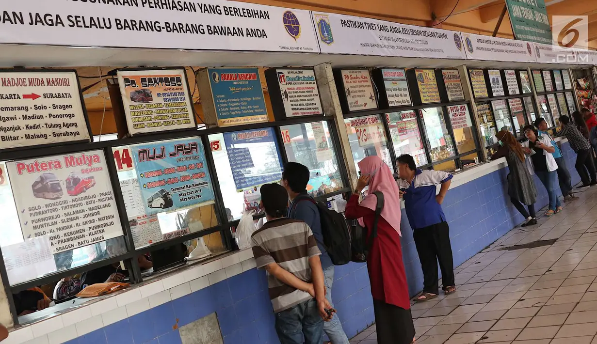 Suasana loket penjualan tiket di Terminal Kampung Rambutan, Jakarta, Jumat (8/6). Pada H-7 Lebaran, Terminal Kampung Rambutan sudah dipadati sekitar 6.225 pemudik dengan berbagai tujuan. (Liputan6.com/Immanuel Antonius)
