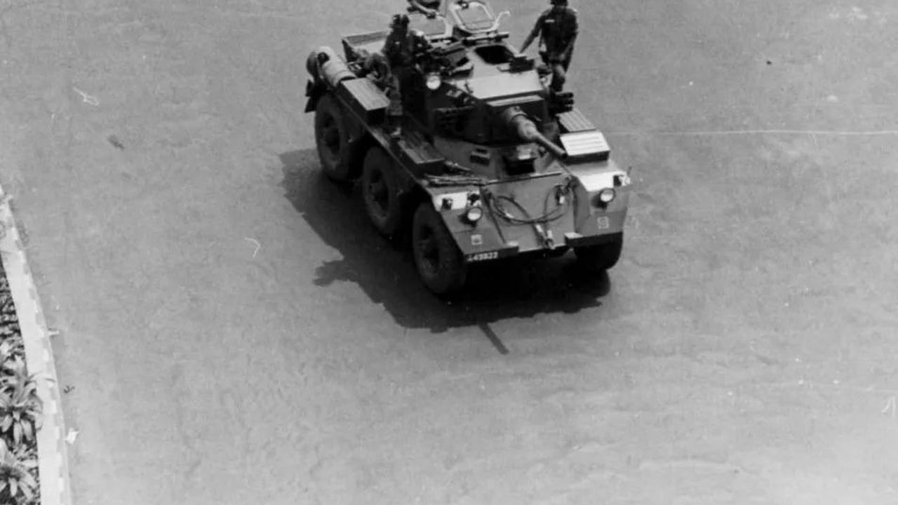 Pasca tragedi pilu 30 September 1965, Indonesia berada dalam situasi genting. TNI pun memburu para anggota dan simpatisan Partai Komunis Indonesia (PKI).<br>