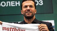 Pelatih baru Bulgaria asal Jerman Lothar Matthaeus berposes dengan kostum timnas di sesi konferensi pers di Sofia, 23 September 2010. AFP PHOTO / DIMITAR DILKOFF 