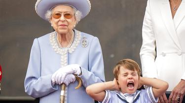 Ratu Elizabeth II dan Pangeran Louis di perayaan Platinum Jubilee. (Aaron Chown/Pool Photo via AP)