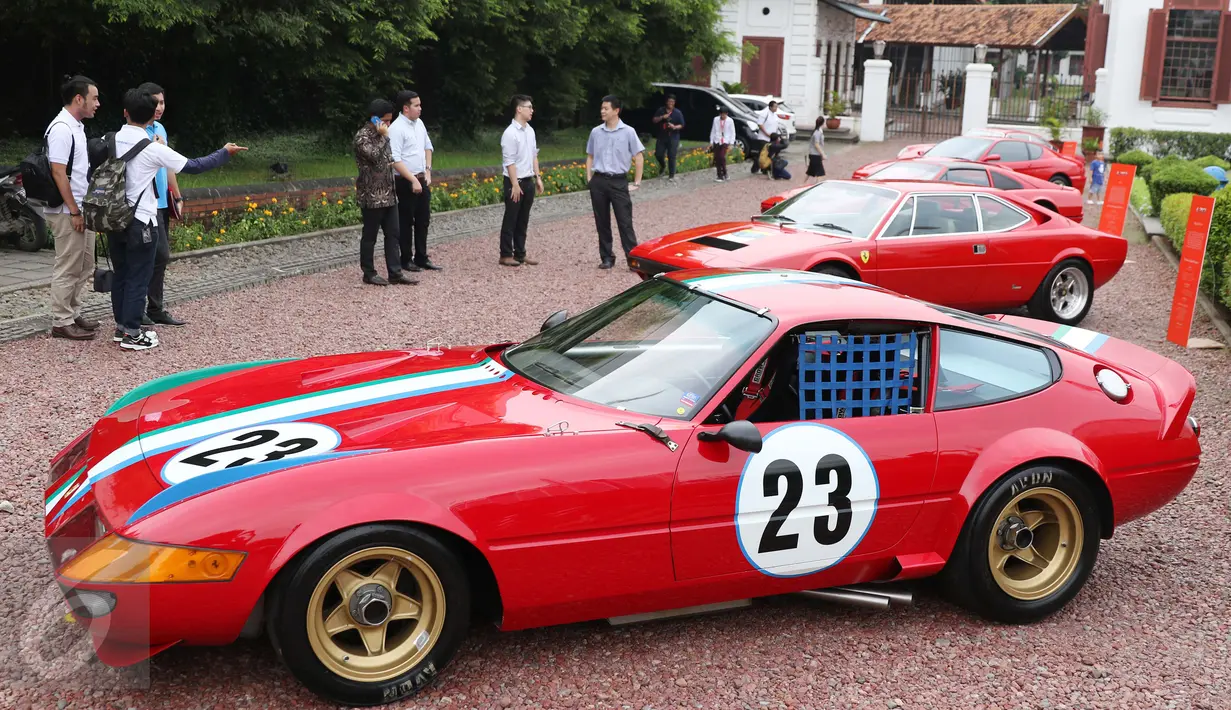 Pengunjung melihat mobil Ferrari klasik yang dipamerkan di Gedung Arsip Nasional, Jakarta, Selasa (14/3). Merayakan ulang tahun ke-70 keberadaan Ferrari di dunia otomotif, Ferrari Jakarta memboyong 10 supercar klasik pilihan. (Liputan6.com/Angga Yuniar)