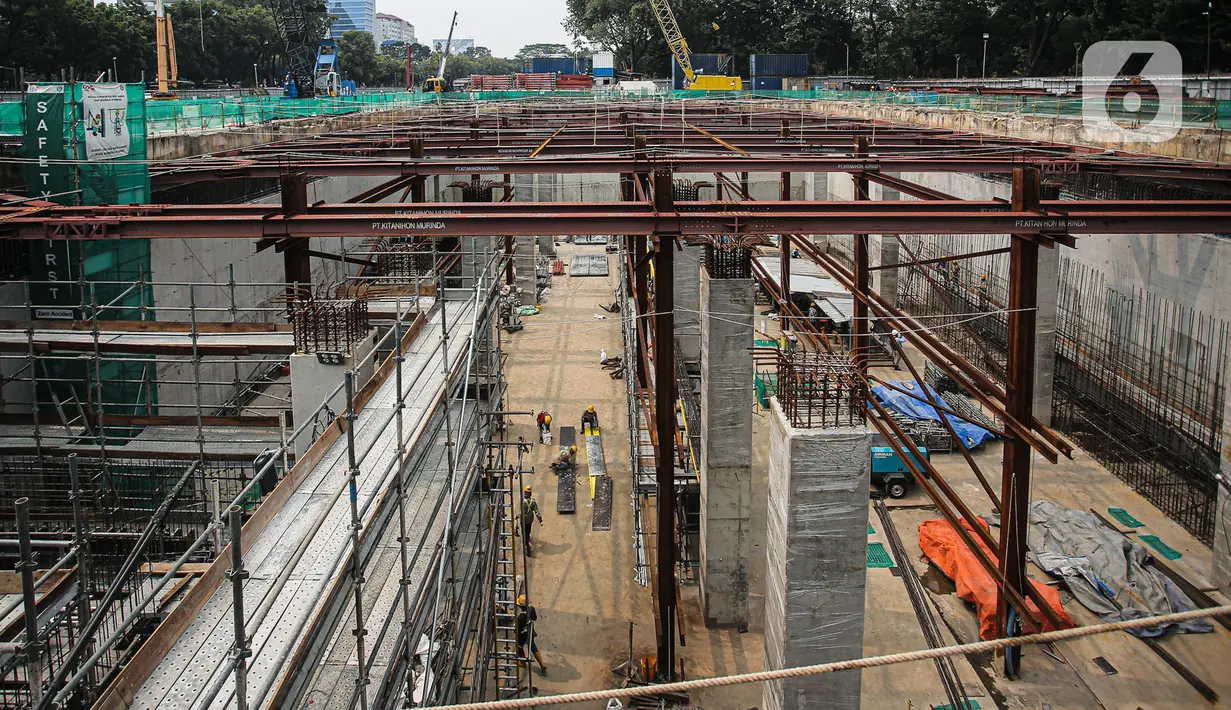 Aktivitas pekerja saat menyelesaikan pembangunan proyek MRT Fase 2 Monas, Jakarta, Selasa (20/9/2022). Fase 2A memiliki total panjang jalur 5,8 kilometer. (Liputan6.com/Faizal Fanani)