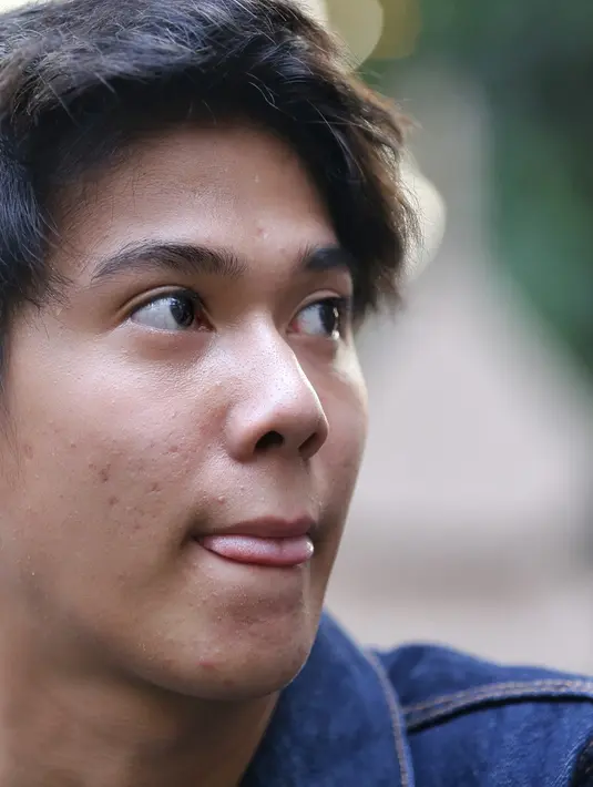 "Jadi aku libur sekolah, pas sampai di Indonesia mamaku bilang ada tawaran main film. Aku tanya film apa?, film Dilan katanya. Sebagai apa karakter yang aku mainkan, dijawabnya lagi sebagai Dilan," terang Iqbaal. (Adrian Putra/Bintang.com)