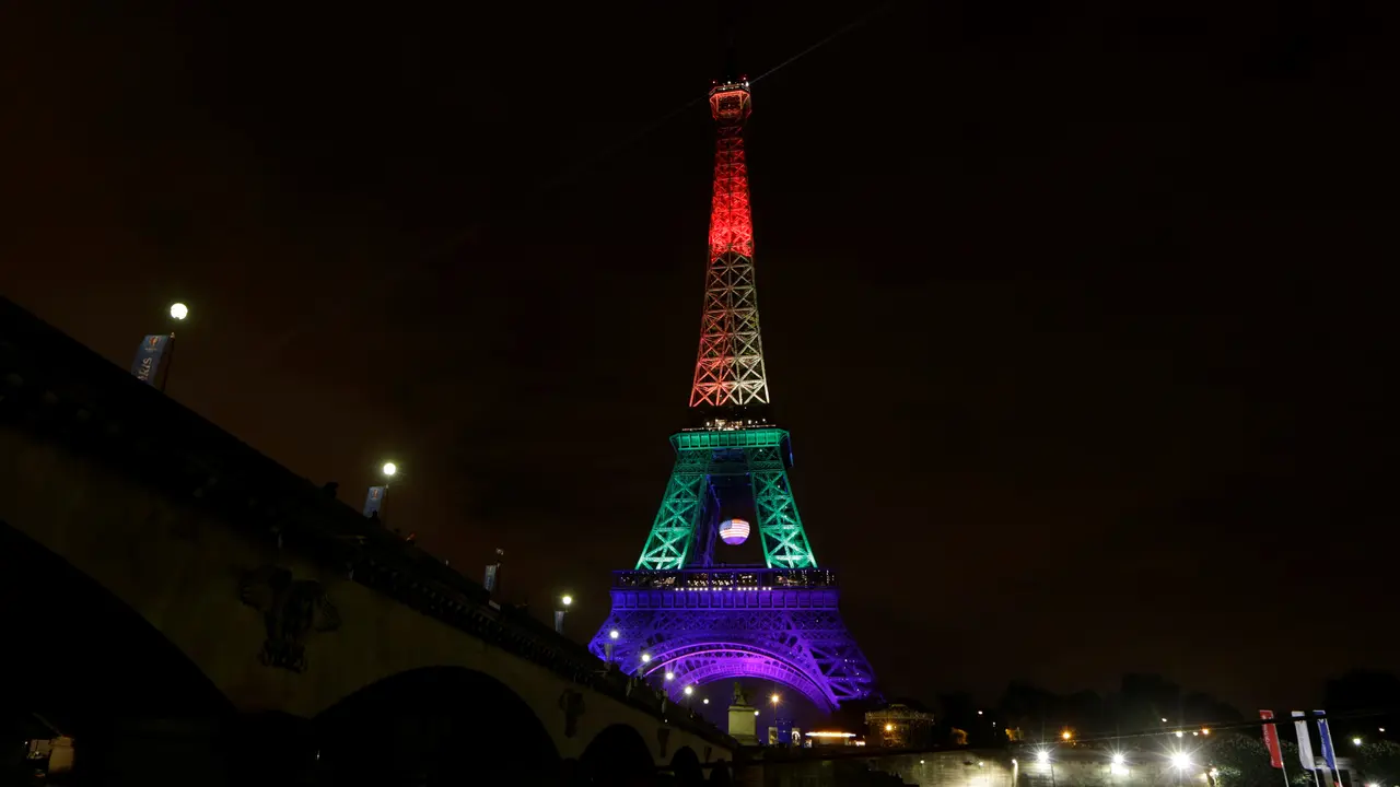 20160613-Berduka Atas Penembakan Orlando, Menara Eiffel Berwarna Pelangi-Paris