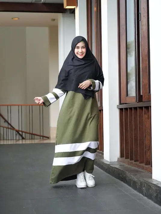 Anisa Rahma memang tak pernah gagal untuk terlihat stylish dengan berbagai outfit longgar. Terkadang, Anisa juga suka memadukan hijabnya dengan outfit sang suami agar terlihat serasi. Selain itu, Ia juga tak ragu untuk menjajal memakai sneakers meski berbalut gamis. (Liputan6.com/IG/@anisarahma_12)
