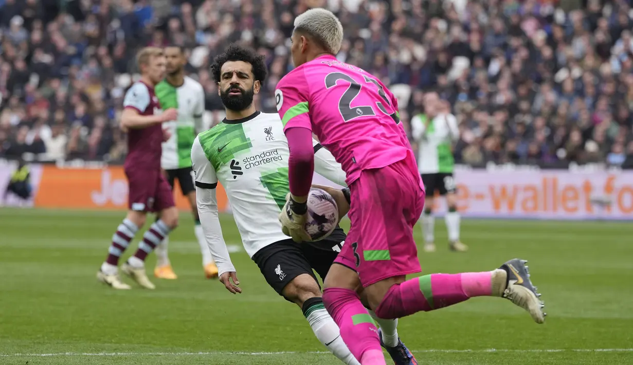 Kiper West Ham United, Alphonse Areola berhasil mengamankan bola dari ancaman striker Liverpool, Mohamed Salah pada laga pekan ke-35 Premier League 2023/2024 di London Stadium, London, Sabtu (27/4/2024). (AP Photo/Kin Cheung)