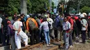 Puluhan warga berkerumun melihat jenazah seorang pria tewas tertabrak kereta api di dekat Stasiun Palmerah, Jakarta, Jumat, (8/5/2015). Pria yang tidak diketahui identitasnya itu meninggal tertabrak kereta terseret 30-40 meter. (Liputan6.com/JohanTallo)