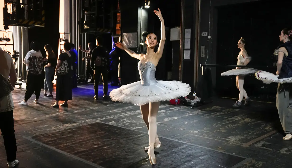 Seorang peserta Kompetisi Balet Internasional XIV melakukan pemanasan di belakang panggung New Stage of the Bolshoi Theater, Moskow, Rusia, 8 Juni 2022. (AP Photo/Alexander Zemlanichenko)