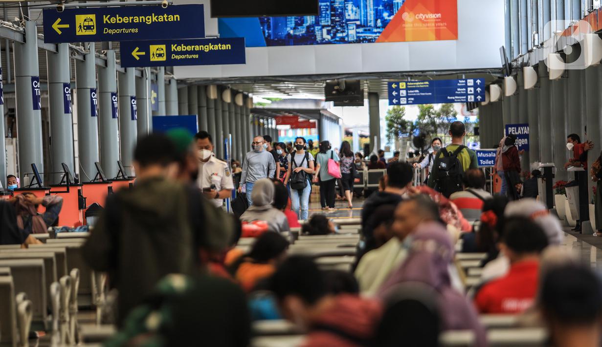<p>Calon penumpang menunggu keberangkatan di stasiun kereta Pasar Senen, Jakarta, Senin (20/12/2021). Kepadatan calon penumpang di stasiun Pasar Senen, Jakarta mulai terlihat jelang libur Natal dan Tahun Baru 2022. (Liputan6.com/Johan Tallo)</p>