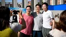 Para peserta berfoto bersama di lokasi ujian masuk perguruan tinggi di Yinchuan, Daerah Otonom Etnis Hui Ningxia, China barat laut, pada 8 Juli 2020. Ujian masuk perguruan tinggi nasional telah selesai digelar di beberapa bagian wilayah China pada Rabu (8/7). (Xinhua/Feng Kaihua)