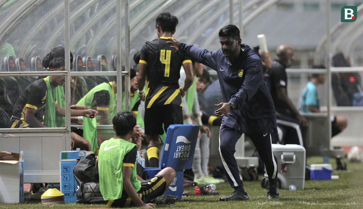 Bukan hanya mengurusi pemain yang bertanding saja, ia juga kedapatan memberikan perintah kepada pemain cadangan yang tidak duduk pada tempatnya. (Bola.com/Ikhwan Yanuar)