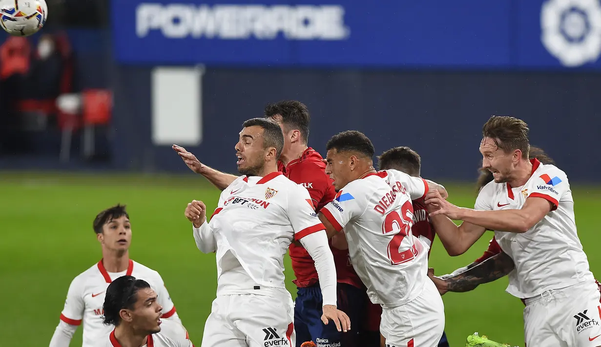 Bek Sevilla, Diego Carlos (kedua dari kanan) melompat melepaskan sundulan yang berbuah gol pertama timnya ke gawang Osasuna dalam laga lanjutan Liga Spanyol 2020/21 pekan ke-24 di El Sadar Stadium, Plampona, Senin (22/2/2021). Sevilla menang 2-0 atas Osasuna. (AFP/Ander Gillenea)
