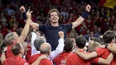 Petenis Inggris Raya, Andy Murray (tengah) merayakan kemenangan bersama rekannya usai mengalahkan petenis Belgia, David Goffin Pada Final Piala Davis di Flanders Expo, Ghent, Belgia, Minggu (30/11/2015). (AFP Photo/Belga/Dirk Waem) 