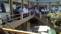 Konsentrasi para siswa buyar setelah Komputer yang mereka operasikan untuk UNBK mendadak mati. (Liputan6.com/Mohamad Fahrul).