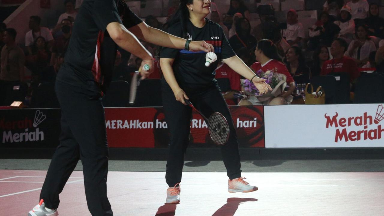 Ketua DPP PDI Perjuangan (PDIP) Puan Maharani bersama Ketua TPN Ganjar-Mahfud, Arsjad Rasyid bertanding badminton melawan Hendar Priyadi-Krisdayanti di Laga Pertandingan Badminton Merah Merah, di Istora Senayan, Jakarta, Minggu (14/1/2024).