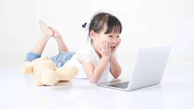 Seorang anak di depan laptop (Foto Dok: Freepik/chevanon)