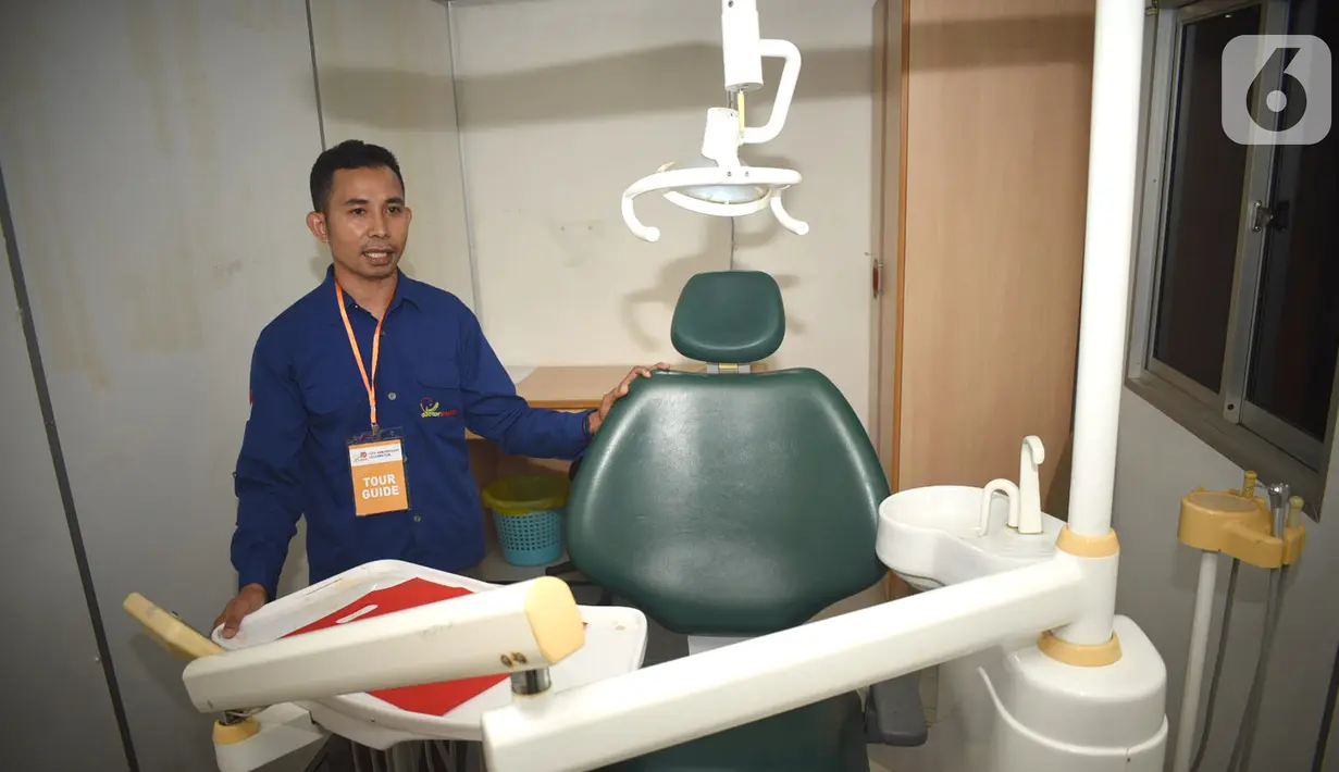 Relawan doctorSHARE saat menjelaskan fasilitas layanan medis dan pendukung di Rumah Sakit Apung (RSA) Nusa Waluya II saat bersandar di Baywalk Mall Pluit, Jakarta, Selasa (10/12/2019). Sistem jemput bola RSA bersama pada relawan menghampiri masyarakat yang membutuhkan. (Liputan6.com/HO/Riki)
