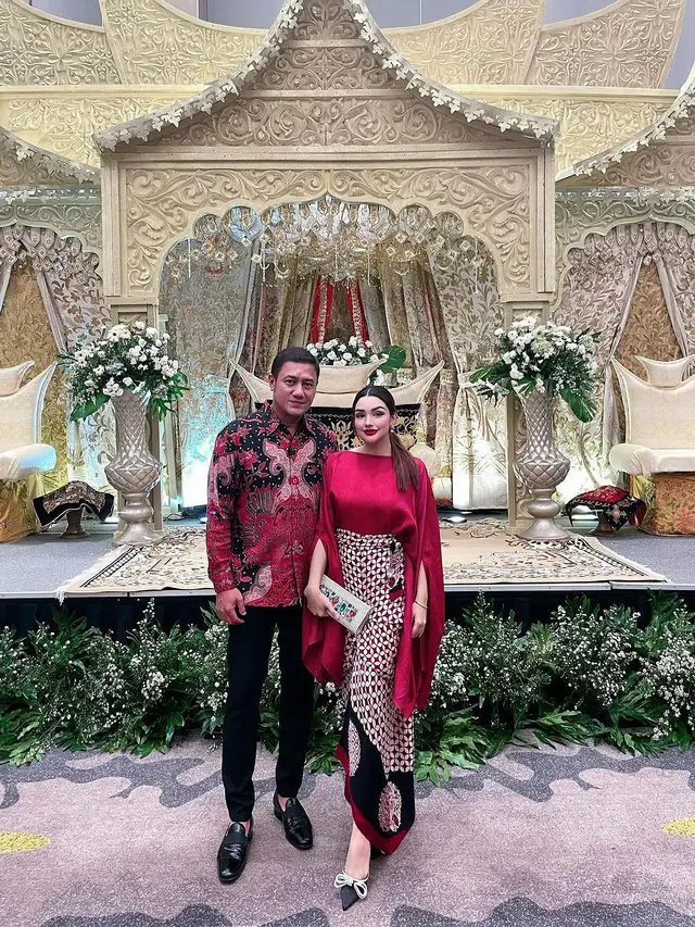 Potret Kompak Nurah Syahfirah dan Teuku Rafly saat Kondangan, Tampil Elegan dengan Outfit Batik Merah