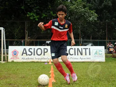 Salah satu anak berlatih memainkan bola di SSB ASIOP Apacinti di Lapangan A Senayan, Jakarta, Jumat (20/2/2015). (Liputan6.com/Helmi Fithriansyah)