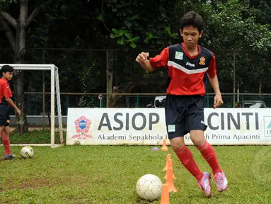 Salah satu anak berlatih memainkan bola di SSB ASIOP Apacinti di Lapangan A Senayan, Jakarta, Jumat (20/2/2015). (Liputan6.com/Helmi Fithriansyah)