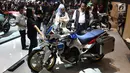 Pengunjung melihat pameran Indonesia Motorcycle Show (IMOS) 2018 di JCC, Jakarta, Rabu (31/10). Selain pameran, IMOS 2018 juga akan memberikan ruang edukasi berbagai hal mengenai otomotif. (Liputan6.com/Angga Yuniar)