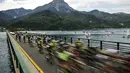 Pebalap Tour de France melintasi danau Serre-Poncon pada etape ke-29 engan jarak tempuh 222,5 km dari Embrun menuju Salon-de-Provence, Prancis, (21/7/2017). (AFP/Lionel Bonaventure)