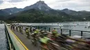 Pebalap Tour de France melintasi danau Serre-Poncon pada etape ke-29 engan jarak tempuh 222,5 km dari Embrun menuju Salon-de-Provence, Prancis, (21/7/2017). (AFP/Lionel Bonaventure)