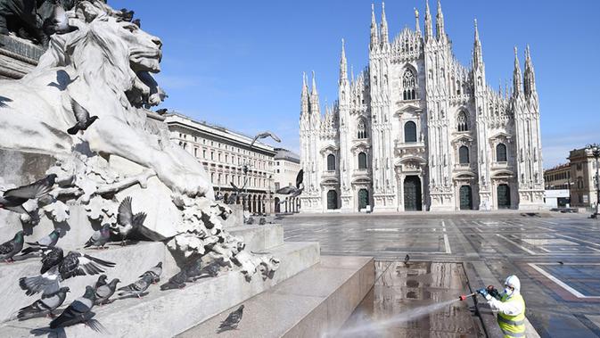 Pekerja membersihkan permukaan kawasan di Piazza del Duomo di Milan, 31 Maret 2020. Pandemi COVID-19 terus menyebar di Italia pada Selasa (31/3), menambah total jumlah terinfeksi, kematian dan pulih menjadi 105.792, menurut data terbaru Departemen Perlindungan Sipil Italia. (Xinhua/Daniele Mascolo)