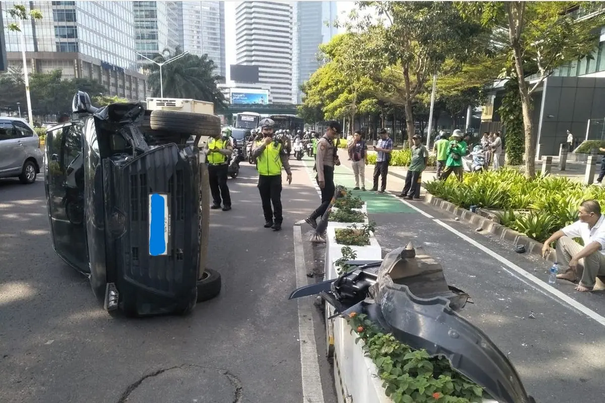 Mobil Terbalik di Jalan Sudirman, Jakarta.