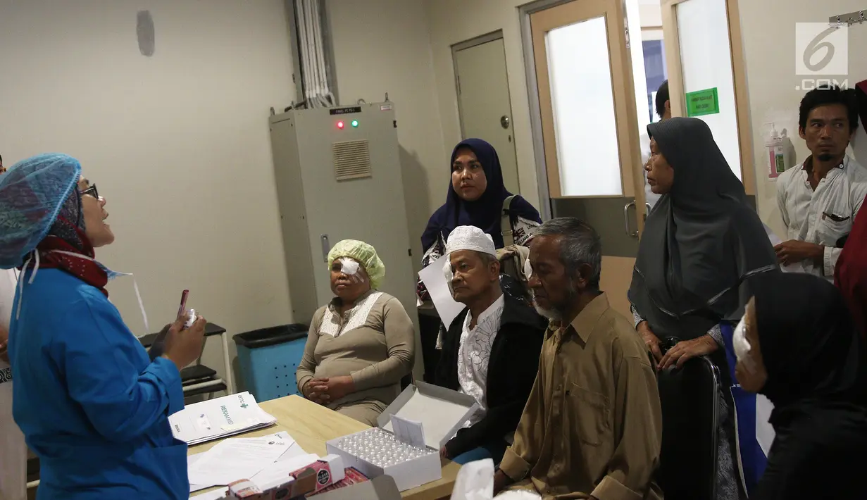 Suster memberitahu ke pasien usai operasi katarak bagi masyarakat prasejahtera di EMC Sentul, Bogor, Jawa Barat, Jumat (26/10). Bakti sosial ini kerja sama antara RS EMC Sentul, Departemen Mata FKUI/RSCM dan Perdami. (Liputan6.com/Herman Zakharia)
