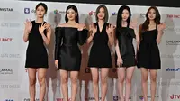 ITZY berpose di karpet merah dalam acara 2022 The Fact Music Awards di KSPO Dome, Seoul, 8 Oktober 2022.(AFP/Jung Yeon-je)