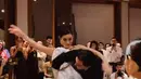 Sosok suami bikin penasaran, apalagi bagaimana rasanya punya istri Patricia Gouw yang kerap dicap pecicilan oleh netizen. Lihat saja gaya berdansa Patricia Gouw ini yang ternyata dianggap sang suami hal yang lumrah. Gaya pecicilan Patricia Gouw sukses jadi daya tarik tersendiri. (Liputan6.com/IG/@michimomo).