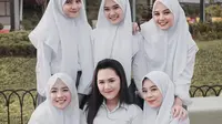 Grup vokal Putih Abu-Abu berkolaborasi bersama pedangdut Happy Asmara (https://www.instagram.com/p/CL6hB4PAr7S/)