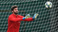 Kiper Liverpool, Alisson Becker menangkap bola selama mengikuti sesi latihan tim di Melwood di Liverpool, Inggris barat laut (22/10/2019). Liverpool akan bertanding melawan wakil Belgia, Genk pada Grup E Liga Champions di Luminus Arena. (AFP/Paul Ellis)