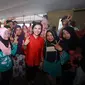 Cagub Kalimantan Barat Karolin Margret Natasa bersama warga saat berkampanye bersama warga. (Istimewa)