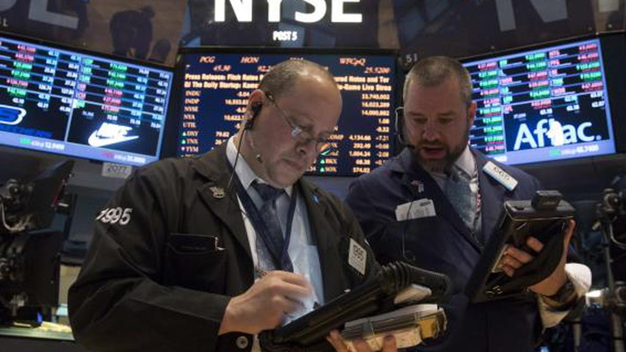 S&P 500 kehilangan 4,26 poin atau 0,2 persen ke angka 2.176,12. 