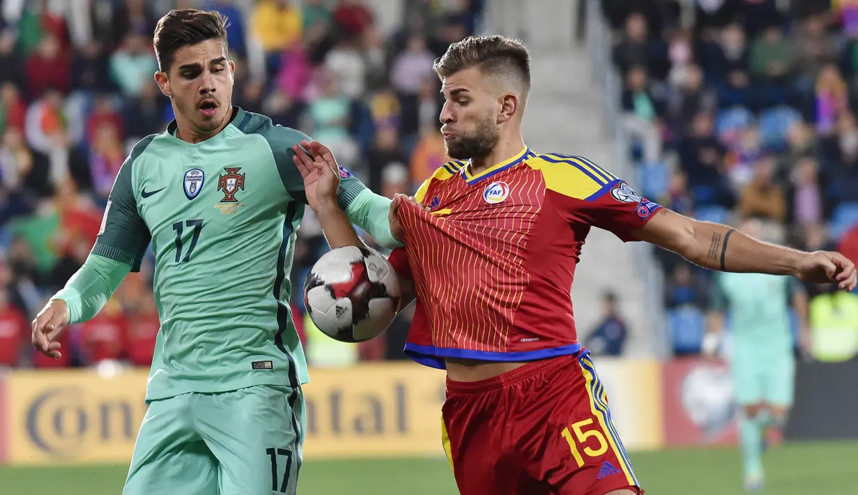Striker Portugal, Andre Silva, berebut bola dengan bek Andorra, Moises San Nicolas, pada laga kualifikasi Piala Dunia 2018 di Stadion Municipal, Sabtu (7/10/2017). Portugal menang 2-0 atas Andorra. (AFP/Pascal Pavani)