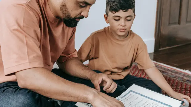 Ilustrasi Islami, muslim, mengaji, membaca Al-Qur'an