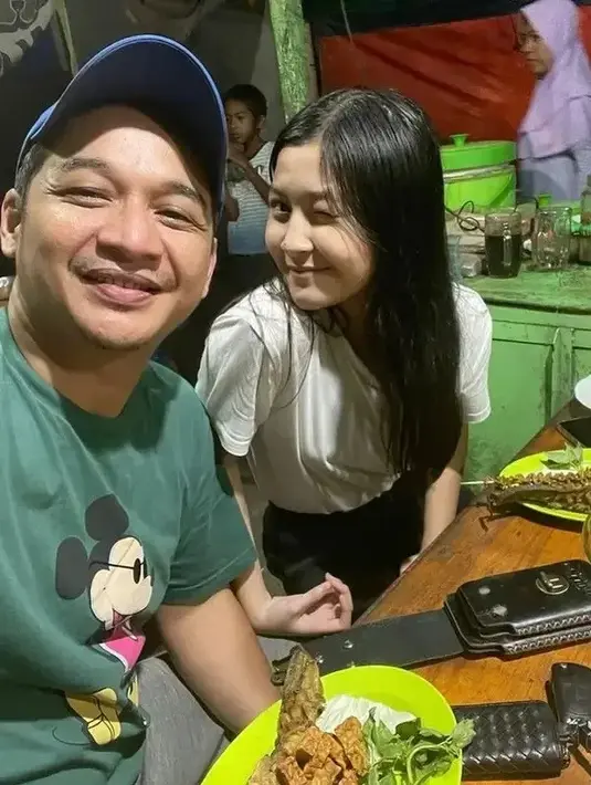 Jarang tersorot, putri cantik Pasha Ungu bernama Nasha Anaya kini beranjak dewasa. Anak ketiga Pasha Ungu dari pernikahannya dengan Okie Agustina ini semakin terlihat cantik saja. Momen kompak Pasha ajak Nasha makan di pecel ini curi perhatian. (Liputan6.com/IG/pashaungu_vm)