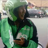 Di usianya yang sudah tua kakek ini tak ingin menyusahkan orang lain dengan tetap bekerja sebagai driver ojek online. (Foto: Facebook)