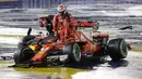 Pembalap Ferrari, Kimi Raikkonen dan pembalap Red Bull, Max Verstappen meninggalkan mobil mereka setelah bertabrakan pada awal Grand Prix Singapura Formula One di Sirkuit Marina Bay City Singapura, Minggu (17/09). (AP Photo / Wong Maye-E)