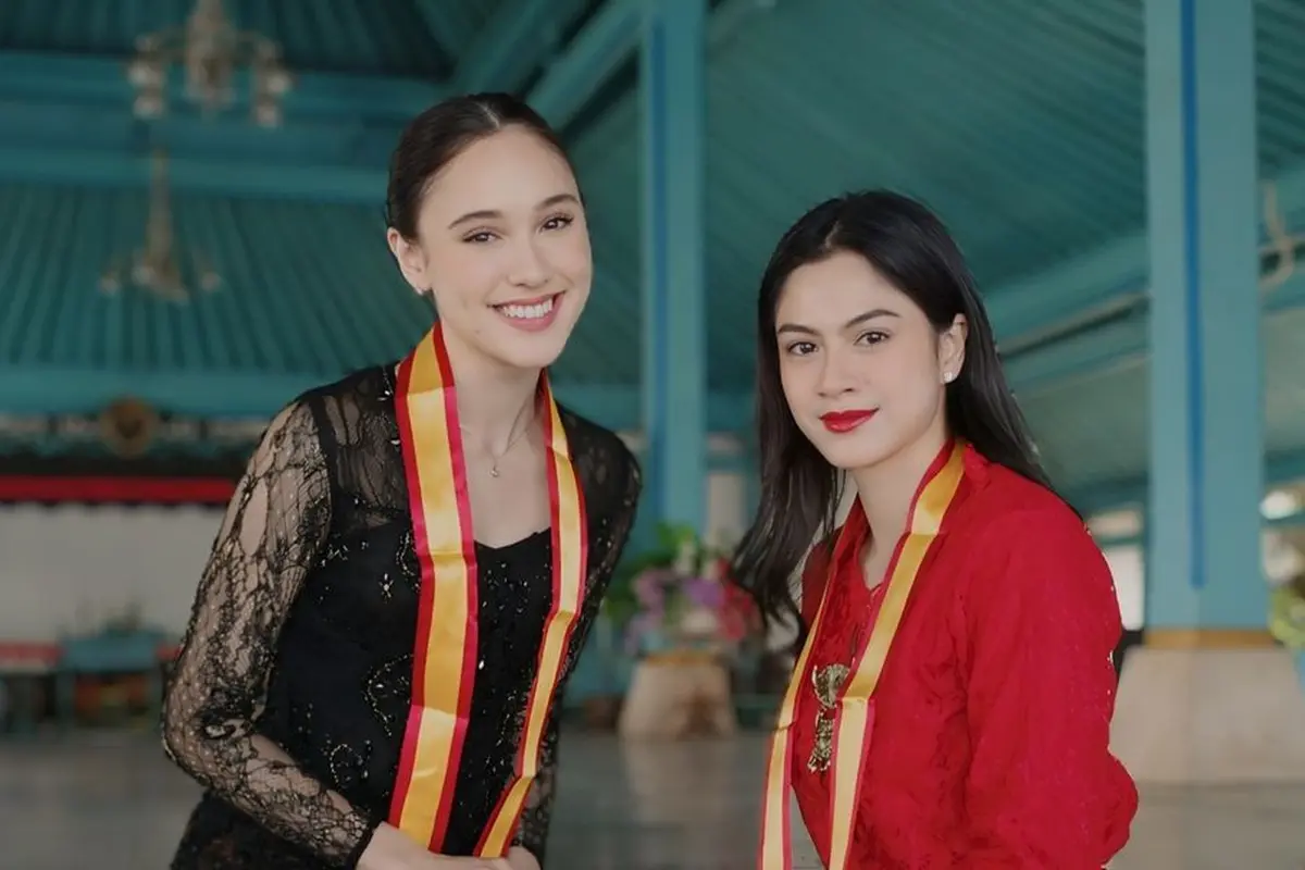 6 Potret Gaya Dua Aktris Muda Hana Saraswati dan Yasmin Napper Kenakan Kebaya saat Belajar Karawitan di Museum Keraton Solo