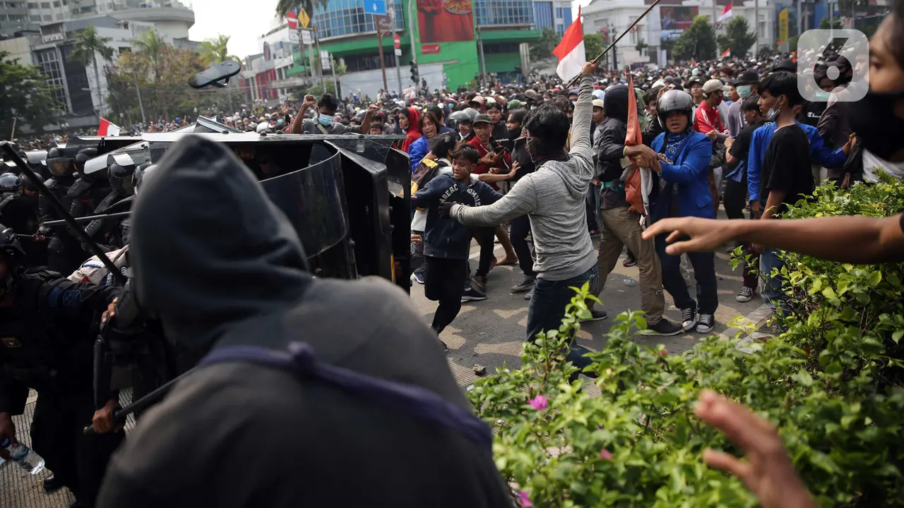 FOTO: Bentrok Pengunjuk Rasa dengan Polisi di Harmoni dan Patung Kuda