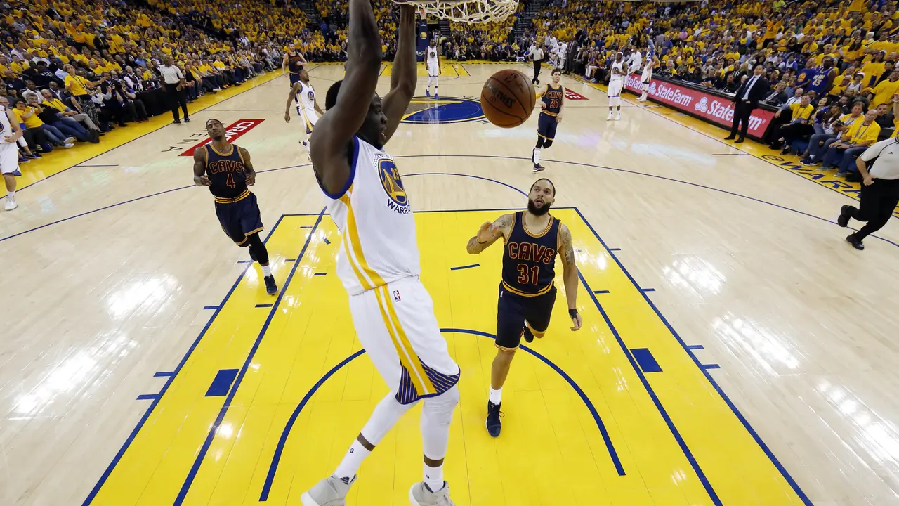 Forward Golden State Warriors, Draymond Green, melakukan slam dunk pada gim pertama final NBA 2017 melawan Cleveland Cavaliers. Warriors di ambang sejarah rekor sempurna pada playoff. (AP Photo/Marcio Jose Sanchez)
